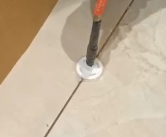 美兰瓷砖空鼓维修公司专业解答瓷砖在铺贴过程中，如果没有涂抹均匀到位的粘结材料（如水泥砂浆或瓷砖胶），可能会导致以下问题