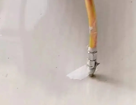 美兰瓷砖空鼓维修公司专业解答在瓷砖铺贴过程中，如果使用的砂料过粗（如全部使用了粗砂），可能会导致以下问题