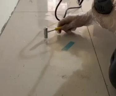 美兰瓷砖开裂维修公司专业分享瓷砖在铺贴前如果没有沥干水分，将会导致以下问题