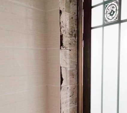 美兰瓷砖空鼓免砸砖维修公司分享吸水砖泡水时间不够或过长都会对瓷砖铺贴效果产生影响